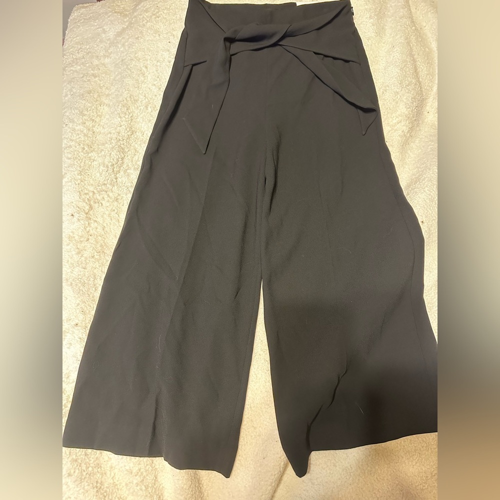 Express size 6 high waisted cropped culottes. Black with zipper on side and tie